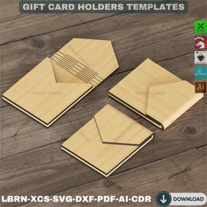 Peut inclure: Trois modèles de porte-cartes cadeaux en bois clair. Chaque support a un design unique, avec une bordure noire et le texte "Atacan Design". Le haut de l'image indique "GIFT CARD HOLDERS TEMPLATES".