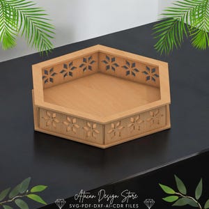 Könnte beinhalten: Ein sechseckiges Holztablett mit einem dekorativen Ausschnittmuster. Das Tablett hat eine hellbraune Holzoptik und ein geometrisches Muster aus Sternen.