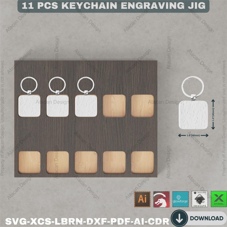 Pu&ograve; includere: Una dima per incisione di portachiavi in legno con 11 pezzi. La dima include tre portachiavi con anelli argentati e otto quadrati di legno. I portachiavi sono larghi 40 mm e alti 40 mm. Il testo "11 PCS KEYCHAIN ENGRAVING JIG" &egrave; in alto.