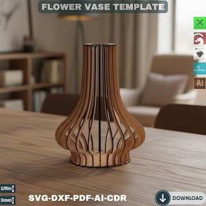 Op de afbeelding: Een houten bloemenvaas sjabloon met een uniek, open ontwerp. De vaas is gemaakt van dunne, gebogen houten latten, waardoor een elegante, opengewerkte structuur ontstaat. De tekst "FLOWER VASE TEMPLATE" staat bovenaan. De onderste tekst luidt "SVG-DXF-PDF-AI-CDR".