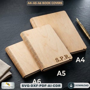 Può includere: Tre copertine di libri in legno nei formati A4, A5 e A6. Le copertine sono realizzate in legno chiaro con un design del dorso tagliato al laser. La copertina A5 ha le iniziali "S.P.R." incise. L'immagine include anche il testo "A4-A5-A6 BOOK COVERS".