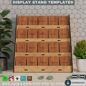 Puede incluir: Un expositor de madera con 20 ranuras, cada una de 10x8 centímetros. El expositor está hecho de madera marrón claro y tiene un marco negro. El expositor está diseñado para contener artículos pequeños, como joyas, artesanías u otros artículos pequeños.