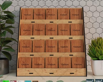 Puede incluir: Un expositor de madera con 20 ranuras, cada una de 10x8 centímetros. El expositor está hecho de madera marrón claro y tiene un marco negro. El expositor está diseñado para contener artículos pequeños, como joyas, artesanías u otros artículos pequeños.