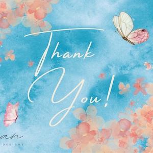 以下が含まれることがあります： 青い背景にピンクの花が描かれた水彩のサンキューカード。白い筆記体で「Thank You!」と書かれている。ピンクのアクセントがついた白い蝶が花の上を飛んでいる。