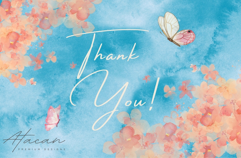 以下が含まれることがあります： 青い背景にピンクの花が描かれた水彩のサンキューカード。白い筆記体で「Thank You!」と書かれている。ピンクのアクセントがついた白い蝶が花の上を飛んでいる。