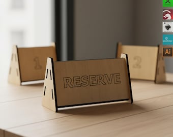 Op de afbeelding: Drie houten tafelborden op een licht houten oppervlak. Het middelste bord leest "RESERVE" in zwarte letters. De andere borden zijn genummerd 1 en 2. De tekst "TABLE SIGN TEMPLATES" staat bovenaan. De borden zijn 3 mm dik.