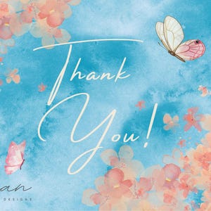 K&ouml;nnte beinhalten: Eine Dankeskarte mit blauem Aquarellhintergrund und pfirsichfarbenen Blumenclustern in den Ecken. Zwei Schmetterlinge sind abgebildet, einer oben rechts und einer unten links. Der Text Thank You! ist in wei&szlig;er Schreibschrift dargestellt.