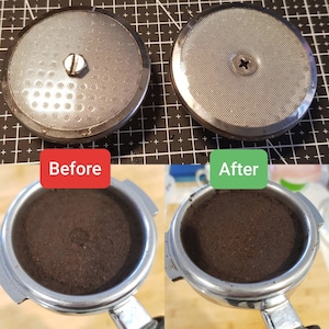 Puede incluir: Una imagen comparativa que muestra piezas de la máquina de espresso antes y después de la limpieza. La parte superior muestra dos cestas de filtro de metal, y la parte inferior muestra el portafiltro con posos de café. Se incluyen las etiquetas de texto "Antes" y "Después".