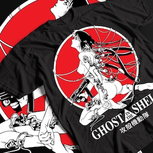 Può includere: Illustrazione in bianco e nero di una donna con fili e tubi collegati al suo corpo, che tiene una pistola. L'illustrazione è in un cerchio rosso con il testo "Ghost in the Shell" e "攻殻機動隊" in giapponese.