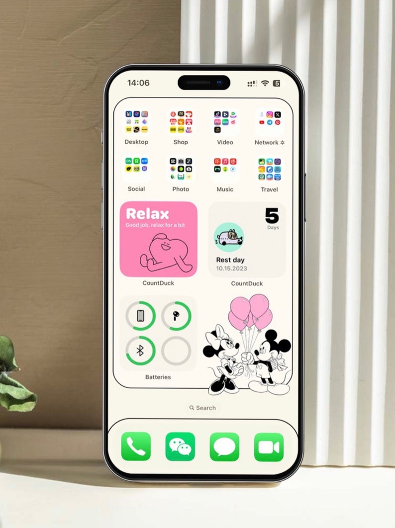 K&ouml;nnte beinhalten: Ein Smartphone-Bildschirm, der einen angepassten Startbildschirm mit einem rosa-wei&szlig;en "Relax"-Widget, einem wei&szlig;en Widget mit einem Cartoon-Auto und dem Text "Ruhetag 10.15.2023", einem gr&uuml;nen Widget mit einem Bluetooth-Symbol, einem wei&szlig;en Widget mit einem Batteriesymbol und einem Schwarzwei&szlig;-Cartoon-Bild von Mickey Mouse und Minnie Mouse, die Ballons halten, anzeigt.