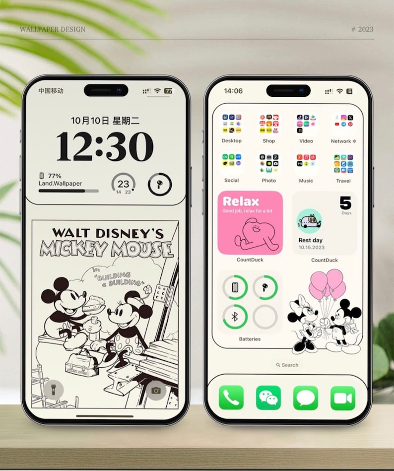 K&ouml;nnte beinhalten: Eine Schwarzwei&szlig;illustration von Mickey Mouse und einem Freund, die ein Bauwerk bauen. Das Bild befindet sich auf dem Bildschirm eines Smartphones mit einer Uhr, die 12:30 Uhr anzeigt. Das Telefon hat auch ein Hintergrundbild mit einem Mickey Mouse-Design.