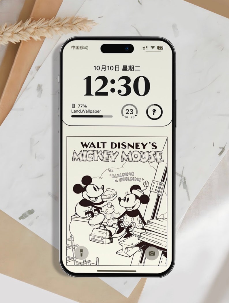 K&ouml;nnte beinhalten: Ein Smartphone, auf dem ein Schwarzwei&szlig;-Comic-Panel mit Mickey Mouse und Minnie Mouse zu sehen ist. Das Panel stammt aus dem Walt Disney Comic Mickey Mouse und zeigt den Text "Building a Building".