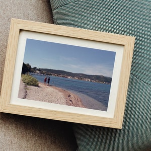 Impresión digital de fotografía analógica. Costa mediterránea y dos siluetas