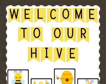 Könnte beinhalten: Willkommen in unserem Bienenstock-Banner mit gelben und schwarzen Bienenillustrationen. Das Banner zeigt die Worte "Willkommen in unserem Bienenstock" in schwarzen Buchstaben auf gelbem Hintergrund. Unter dem Banner befinden sich vier Bienenillustrationen, darunter ein Bienenstock, eine Wabe und zwei Bienen.