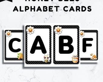 Könnte beinhalten: Honey Bees Alphabet Karten mit den Buchstaben C, A, B und F. Jede Karte hat einen weißen Hintergrund mit einem schwarzen Polka-Dot-Rand. Die Buchstaben sind in fetter schwarzer Schrift. Dekorative Elemente sind Gänseblümchen, Bienen und Honigtöpfe.