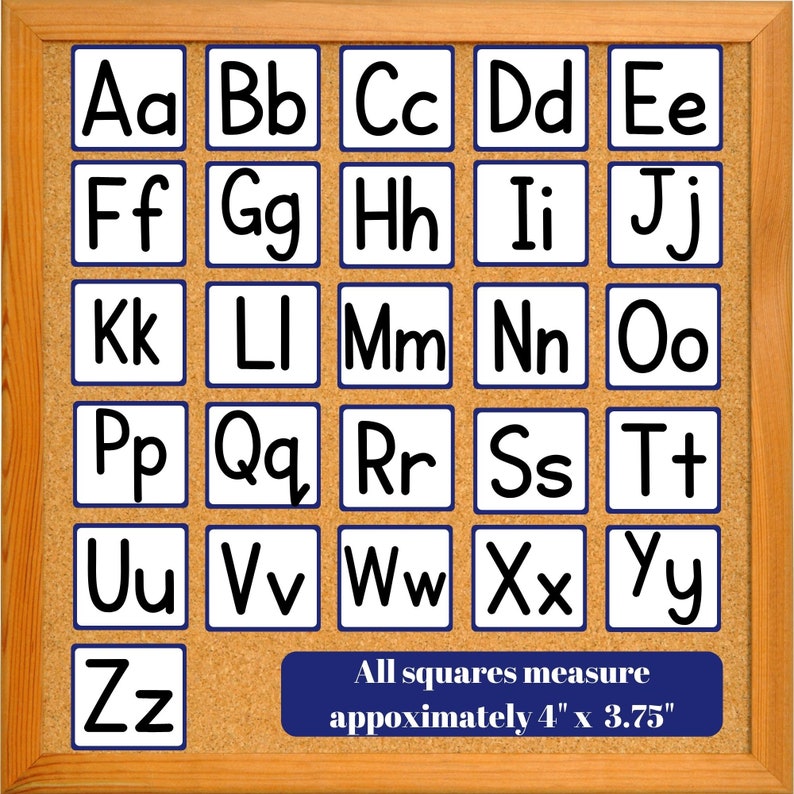 K&ouml;nnte beinhalten: Eine Korktafel mit wei&szlig;en Quadraten, die die Buchstaben des Alphabets in Schwarz von A bis Z enthalten. Jedes Quadrat misst etwa 10 cm x 9,5 cm.