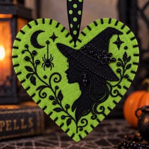 Molde de feltro para decoração de Halloween com silhueta da bruxa Violetta, nas cores verde e preta (PDF para download digital instantâneo).