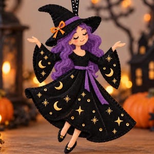 Puede incluir: Un adorno de fieltro de bruja con cabello morado, un sombrero puntiagudo negro con un lazo naranja y un vestido negro decorado con lunas crecientes y estrellas doradas bordadas. La figura tiene piel clara y un lazo morado en la cintura.