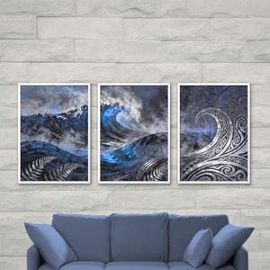 Puede incluir: Tres impresiones artísticas enmarcadas que representan olas oceánicas estilizadas en tonos azules, grises y blancos. La obra de arte presenta patrones intrincados y detalles en forma de helecho, creando un efecto visual dinámico y texturizado. Las impresiones se exhiben sobre un sofá azul.