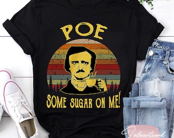 Può includere: Maglietta nera con un'illustrazione in stile vintage di Edgar Allan Poe che tiene una tazza di caffè. Il testo "POE SOME SUGAR ON ME!" è stampato sotto l'illustrazione.
