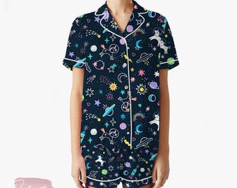 Conjunto de Magia Espacial: Bonitos pantalones cortos de pijama cósmicos / Pijama de astronauta galáctico / Regalo divertido de salón estelar
