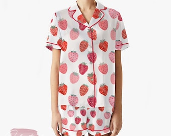 Conjunto de mermelada de fresa: bonito pijama de verano con estampado de fresas rosas y rojas, top de manga corta con botones y pantalones cortos, ropa de dormir suave para mujer.