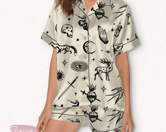 Dark Academia-set – gotische satijnen pyjama met symbolische illustraties | Occulte loungewear voor esthetische nachtkleding en gezellige academische avonden