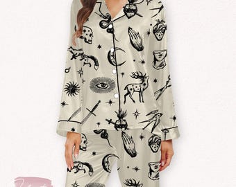 Conjunto Dark Academia – Pijama Gótico de Cetim com Ilustrações Simbólicas | Loungewear Oculto para Pijamas Estéticos e Noites Aconchegantes na Academia
