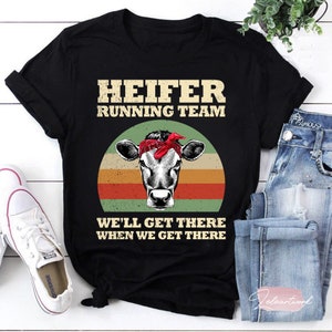 Heifer Running Team Camiseta retro vintage, Llegaremos allí cuando lleguemos Camisa, Camisa de vaquilla, Camisa de vaca, Camisa de vaca de vaquilla