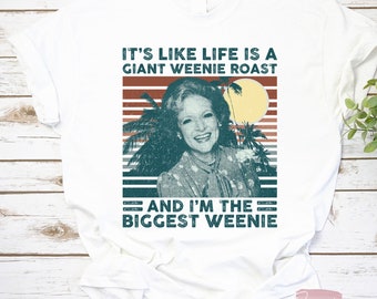 Betty White es como si la vida fuera un asado de weenie gigante y yo fuera la camiseta de weenie más grande, la camisa blanca de Betty, la camisa de las chicas doradas