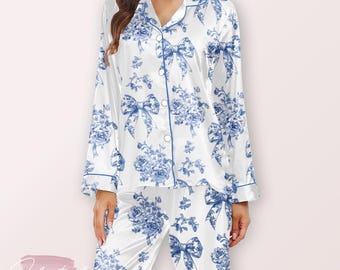 Pijama Toile de Jouy Azul Coquette: Pijama de satén con lazo floral y manga larga