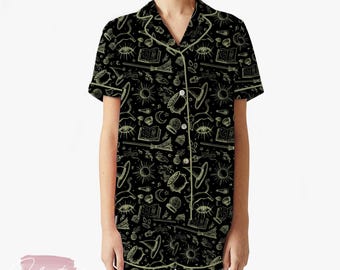 Witchy pyjamaset – mystieke zwarte nachtkleding met korte mouwen met hemelse en magische symbolen, gezellig Goth Loungewear-cadeau