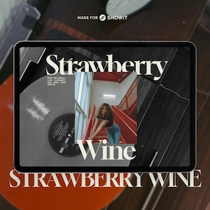 Puede incluir: Una tableta digital muestra las palabras "Strawberry Wine" en una fuente elegante. La imagen en la tableta muestra a una mujer en jeans y top negro, cerca de escaleras rojas. Un disco de vinilo es parcialmente visible.