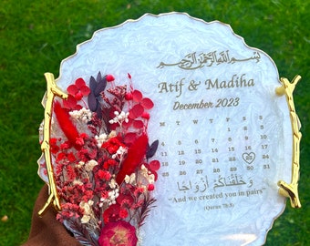 Gepersonaliseerd dienblad met rode harstrouwring: handgemaakt Nikah-cadeau bloemen