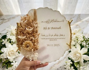 Personalisiertes Eheringtablett: Tablett aus gold-weißem Kunstharz mit Trockenblumen