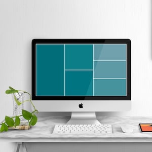 Pode incluir: Um computador de secretária moderno com base prateada e ecrã preto que exibe um padrão de grelha azul e turquesa. Um teclado, um rato e um tablet brancos estão na secretária de mármore. Uma pequena planta num vaso decorativo está à esquerda.