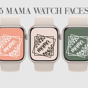 Puede incluir: Tres esferas de reloj Apple con un marco cuadrado blanco y la palabra "mama" escrita en cursiva en el interior. Las esferas del reloj son de color melocotón, rosa claro y verde.