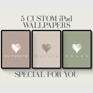 Op de afbeelding: Drie iPad-schermmockups met aangepaste achtergronden met een hartontwerp en een naam. De eerste achtergrond is beige met een wit hart en de naam "ELIZABETH". De tweede achtergrond is lichtroze met een bruin hart en de naam "OLIVIA". De derde achtergrond is groen met een wit hart en de naam "CHLOE". De tekst "SPECIAL FOR YOU" staat onder de mockups.