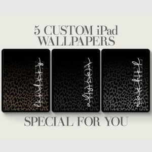 Puede incluir: Cinco fondos de pantalla personalizados para iPad con un fondo negro de estampado de leopardo y texto blanco. Los nombres en los fondos de pantalla son Lindsey, Alyson y Rachel.