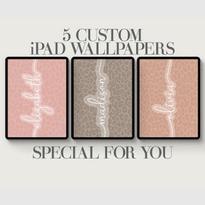 Puede incluir: Cinco fondos de pantalla personalizados para iPad con un fondo de estampado de leopardo y nombres escritos en cursiva blanca. Los nombres son "Elizabeth", "Madison" y "Olivia".