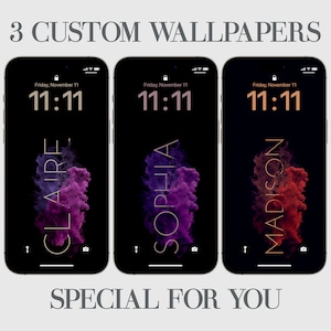 Pode incluir: Três papéis de parede personalizados para telefone com fundo preto, uma nuvem roxa e rosa, uma nuvem roxa e uma nuvem vermelha. A hora é 11:11 em cada papel de parede. Os nomes Claire, Sophia e Madison estão escritos verticalmente em dourado em cada papel de parede.