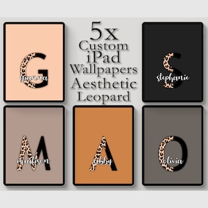 Puede incluir: Cinco fondos de pantalla personalizados para iPad con un diseño de estampado de leopardo, una inicial de letra negra y un nombre debajo de cada letra. Los nombres son Gianna, Madison, Abby, Olivia y Stephanie.