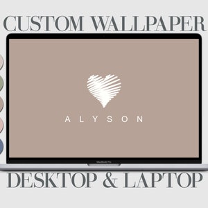 Op de afbeelding: Het scherm van een laptop toont een aangepaste achtergrond met een wit hartontwerp en de naam "ALYSON" in witte tekst. De achtergrond is lichtbruin. De tekst "CUSTOM WALLPAPER" staat bovenaan het scherm en de tekst "DESKTOP & LAPTOP" staat onderaan het scherm.