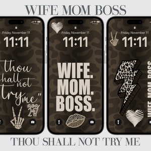 Può includere: Tre schermate di telefono finte con uno sfondo mimetico. La prima schermata del telefono ha il testo "Thou shall not try me" con un segno di pace e un'icona 24/7. La seconda schermata del telefono ha il testo "Wife. Mom. Boss." con un'icona di labbra rosse. La terza schermata del telefono ha un fulmine con stampa leopardata e un'icona a forma di cuore. Il testo "Wife. Mom. Boss." è sul lato destro dello schermo.