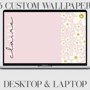 Puede incluir: Un ordenador portátil rosa con un patrón de margaritas blancas y una cara sonriente en el lado derecho de la pantalla. La palabra "claire" está escrita en cursiva en el lado izquierdo de la pantalla. El texto "5 CUSTOM WALLPAPER DESKTOP & LAPTOP" está en la parte superior de la imagen.