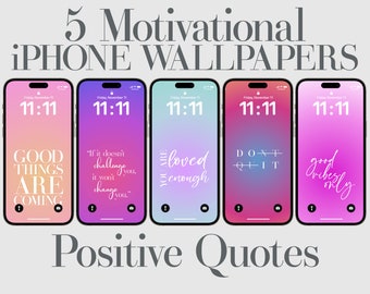 Puede incluir: Cinco fondos de pantalla para iPhone coloridos con citas motivacionales. Las citas son: "Las cosas buenas están por venir", "Si no te desafía, no te cambiará", "Eres amado/a lo suficiente", "No te rindas", y "Solo buenas vibraciones".