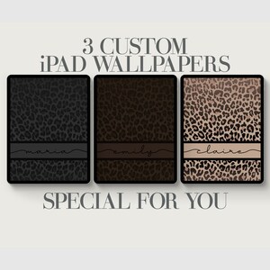 Puede incluir: Tres fondos de pantalla personalizados para iPad con un diseño de estampado de leopardo. Cada fondo de pantalla tiene un nombre diferente: Maria, Emily y Claire.