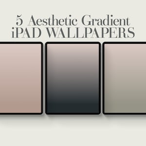 Könnte beinhalten: Drei iPad-Bildschirm-Mockups mit Farbverläufen als Hintergrund. Der erste Bildschirm zeigt einen Verlauf von Hellrosa zu Beige. Der zweite Bildschirm zeigt einen Verlauf von Dunkelgrau zu Hellgrau. Der dritte Bildschirm zeigt einen Verlauf von Hellgrün zu Beige. Der Text über den Bildschirmen lautet "5 Ästhetische Farbverlauf-iPad-Hintergründe".