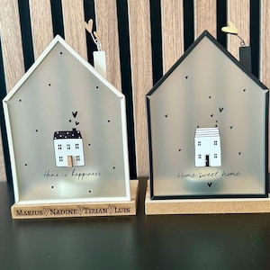 personalisierter Teelichthalter: Haus aus Glas mit Gravur auf Holzsockel, Geschenk zum Einzug, personalisiertes Windlicht, Familienwindlicht