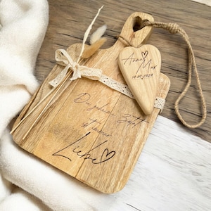 Holzbrett aus Mangoholz mit Gravur und Griff mit Herzausschnitt, personalisiertes Hochzeitsgeschenk, Geschenk zum Einzug, Geschenk Brautpaar
